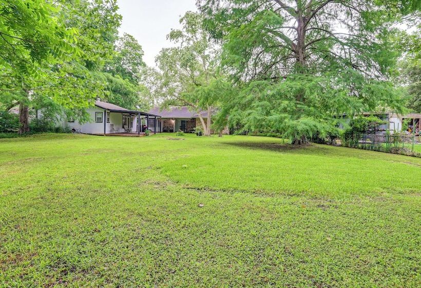 Quiet Family Home W/ Yard ~ 15 Mi To Galveston!