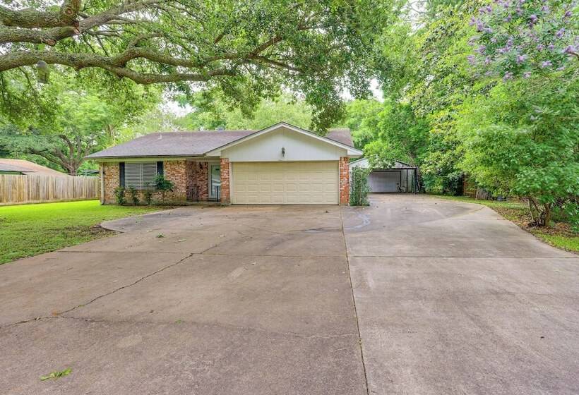 Quiet Family Home W/ Yard ~ 15 Mi To Galveston!