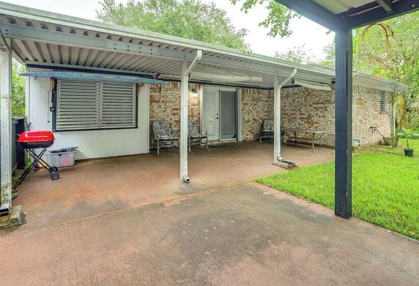 Quiet Family Home W/ Yard ~ 15 Mi To Galveston!