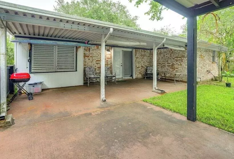 Quiet Family Home W/ Yard ~ 15 Mi To Galveston!