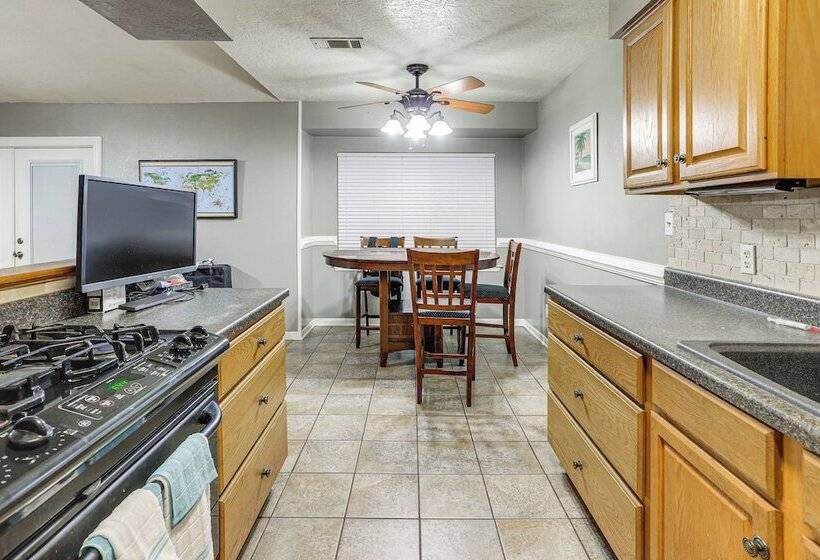 Quiet Family Home W/ Yard ~ 15 Mi To Galveston!