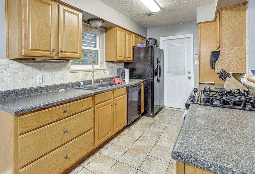 Quiet Family Home W/ Yard ~ 15 Mi To Galveston!