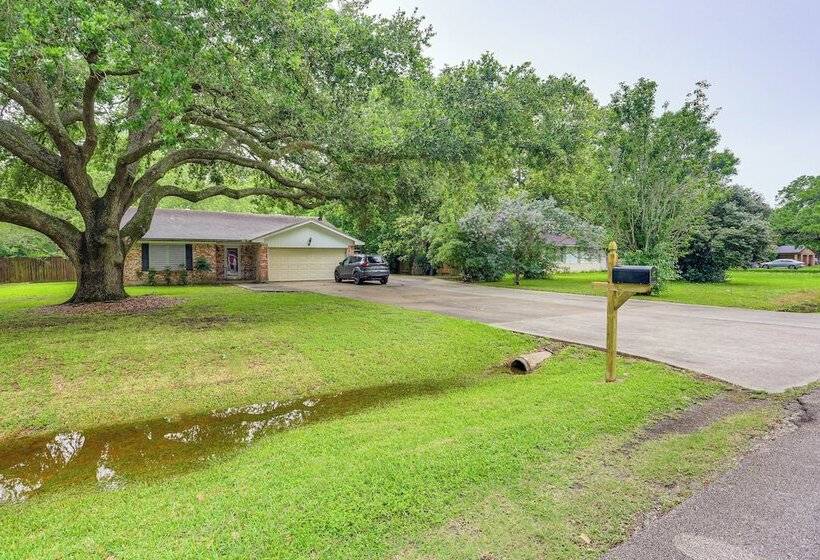 Quiet Family Home W/ Yard ~ 15 Mi To Galveston!