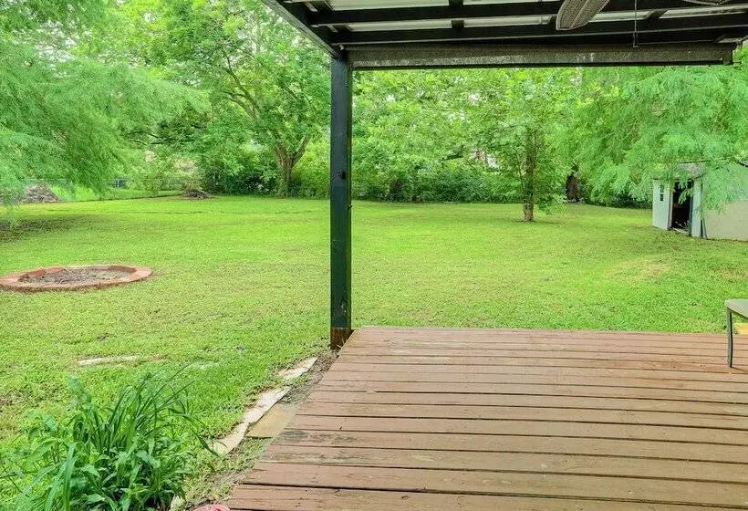 Quiet Family Home W/ Yard ~ 15 Mi To Galveston!