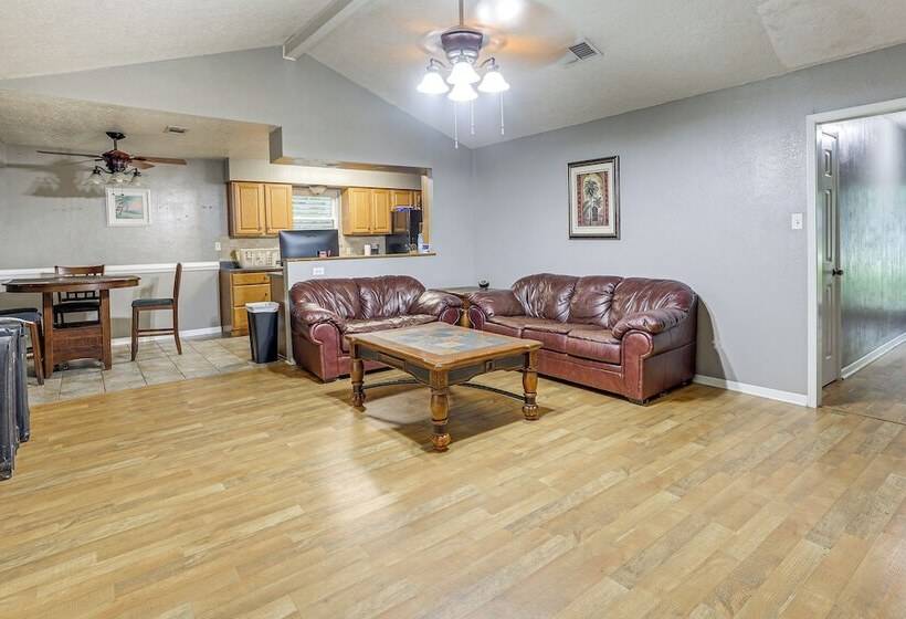 Quiet Family Home W/ Yard ~ 15 Mi To Galveston!