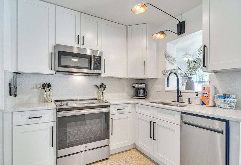 Redington Beach Coastal Retreat   Walk To Beach!