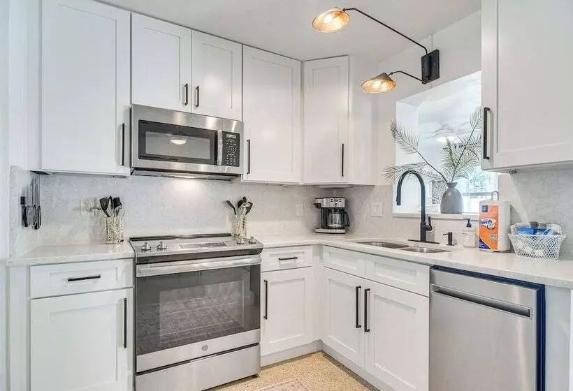 Redington Beach Coastal Retreat   Walk To Beach!