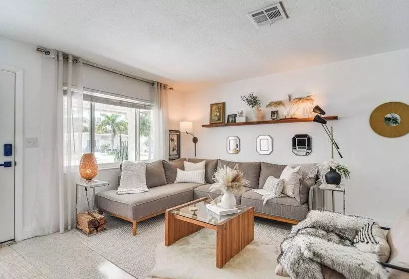 Redington Beach Coastal Retreat   Walk To Beach!