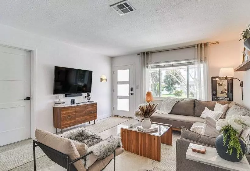 Redington Beach Coastal Retreat   Walk To Beach!