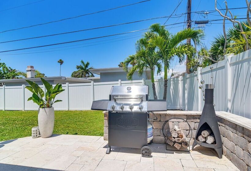 Redington Beach Coastal Retreat   Walk To Beach!