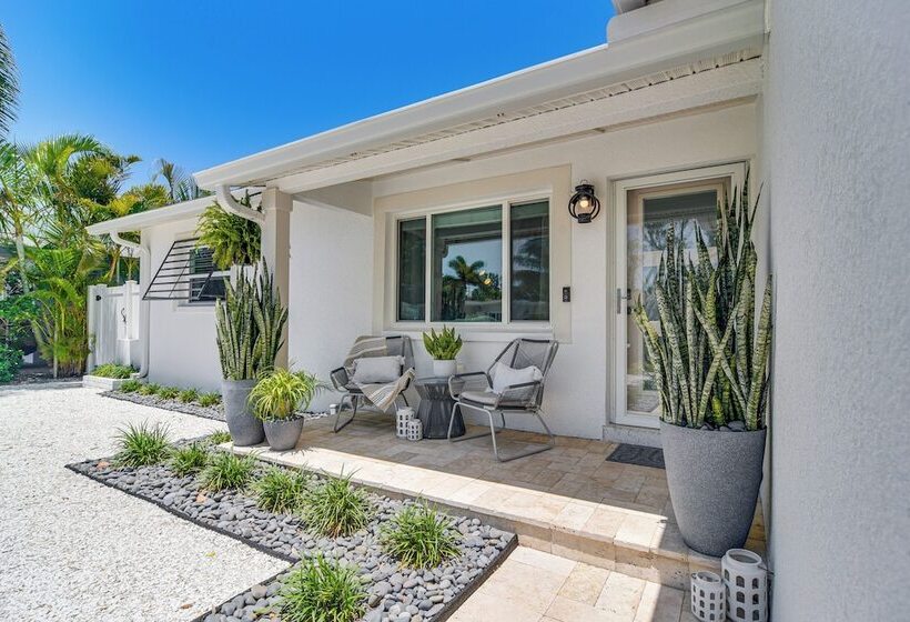 Redington Beach Coastal Retreat   Walk To Beach!