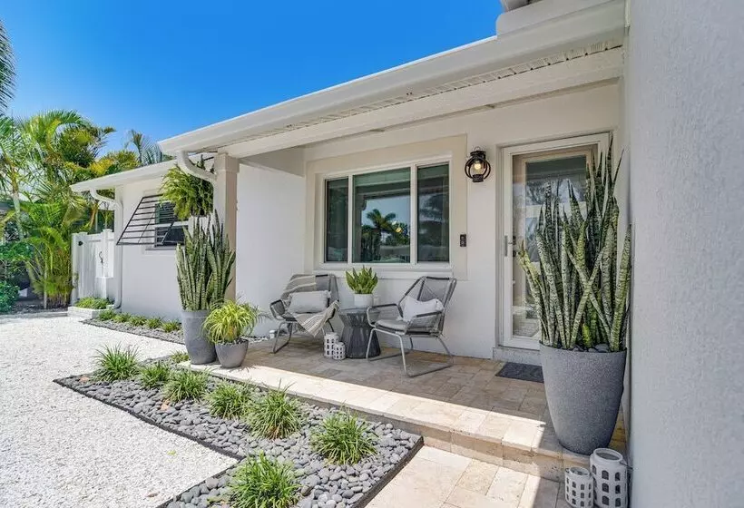 Redington Beach Coastal Retreat   Walk To Beach!