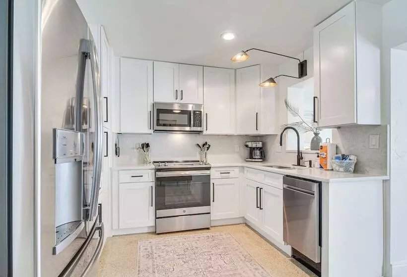 Redington Beach Coastal Retreat   Walk To Beach!