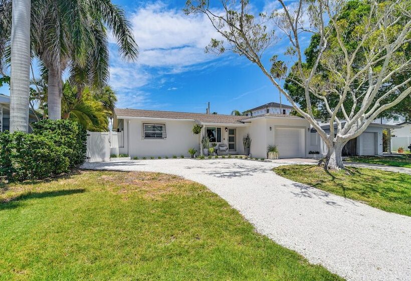 Redington Beach Coastal Retreat   Walk To Beach!