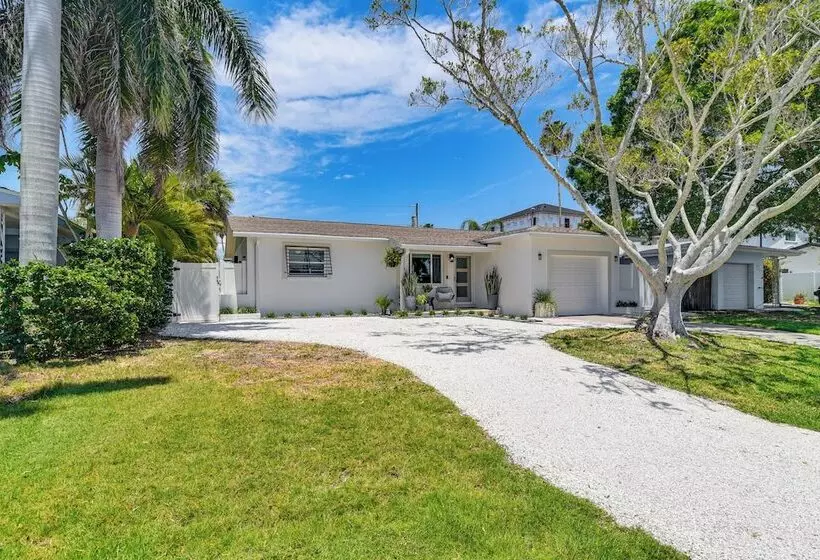 Redington Beach Coastal Retreat   Walk To Beach!