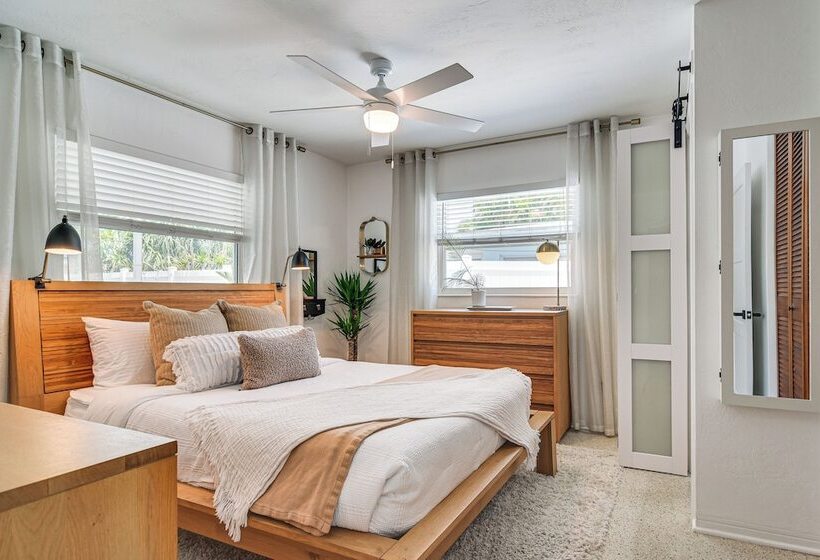 Redington Beach Coastal Retreat   Walk To Beach!