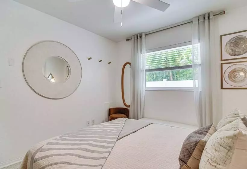 Redington Beach Coastal Retreat   Walk To Beach!