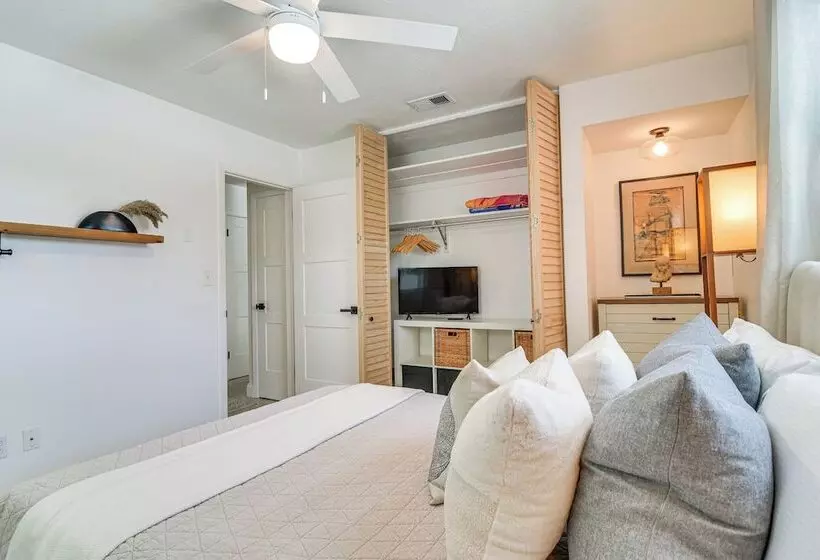 Redington Beach Coastal Retreat   Walk To Beach!