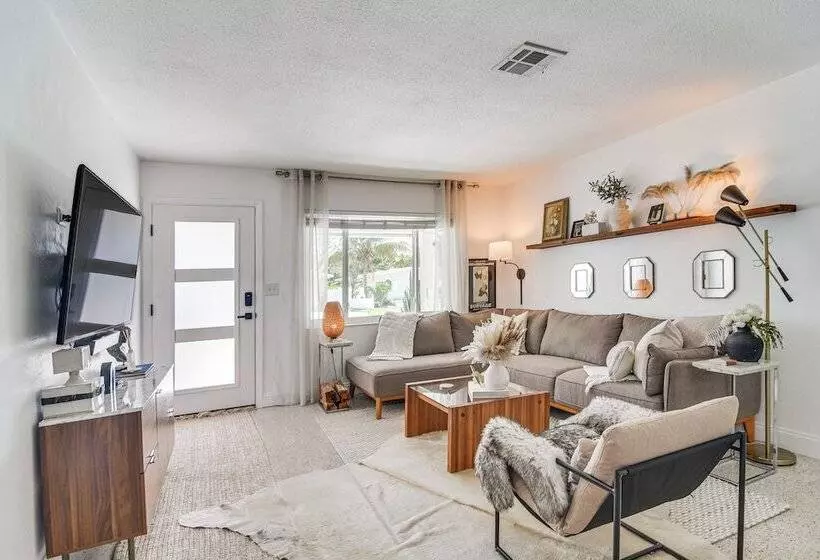 Redington Beach Coastal Retreat   Walk To Beach!