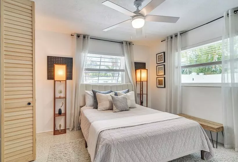 Redington Beach Coastal Retreat   Walk To Beach!