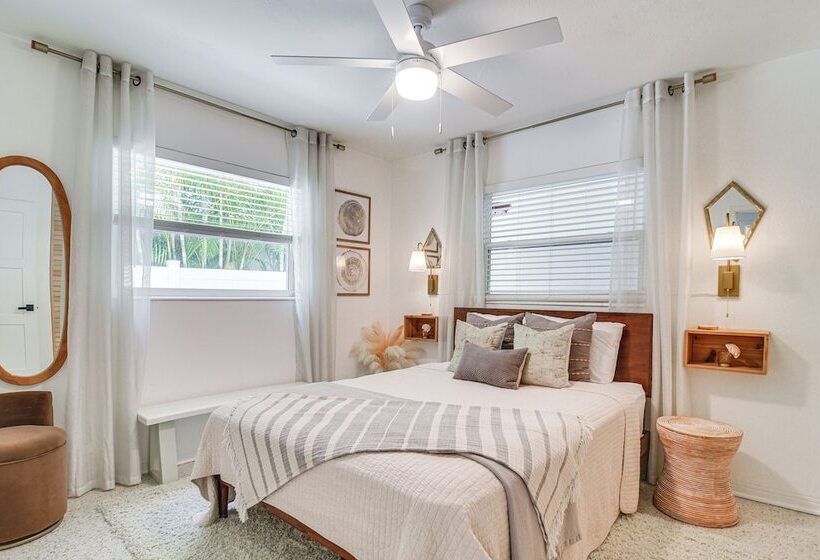 Redington Beach Coastal Retreat   Walk To Beach!