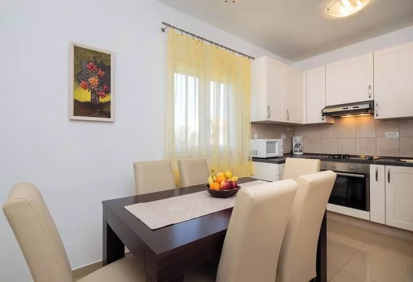 Residenssi Impeccable 3 Bed House In Supetar