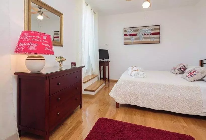 Residenssi Impeccable 3 Bed House In Supetar