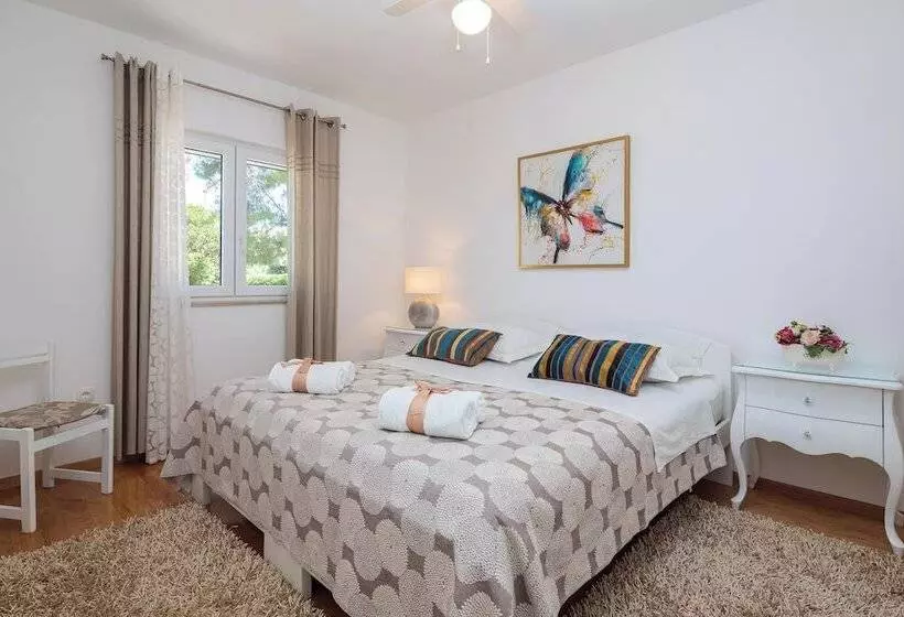 Residenssi Impeccable 3 Bed House In Supetar