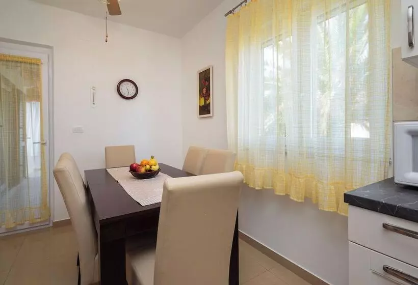 Residenssi Impeccable 3 Bed House In Supetar