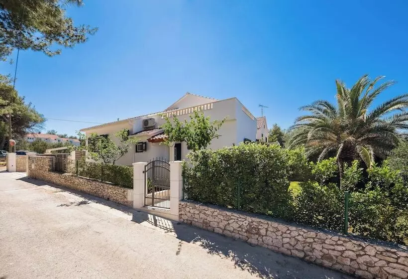 Residenssi Impeccable 3 Bed House In Supetar