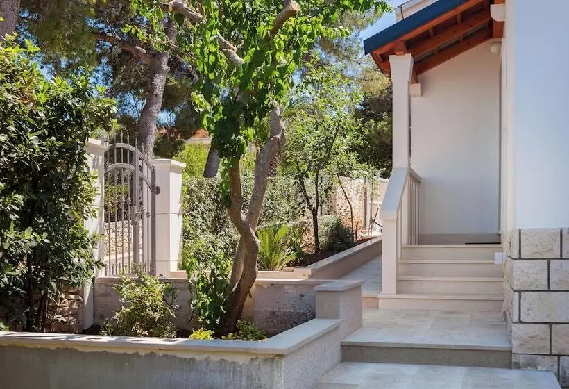 Residenssi Impeccable 3 Bed House In Supetar