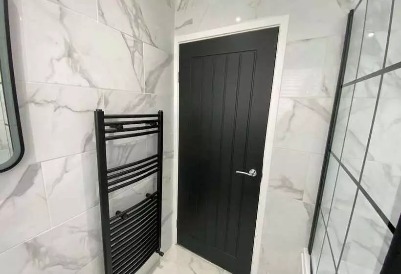 Residenssi Lovely Refurbished 3 Bed House In Liverpool