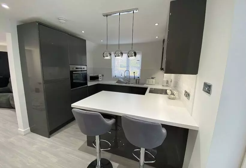 Residenssi Lovely Refurbished 3 Bed House In Liverpool