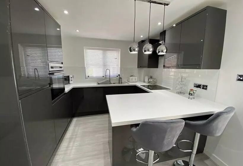 Residenssi Lovely Refurbished 3 Bed House In Liverpool