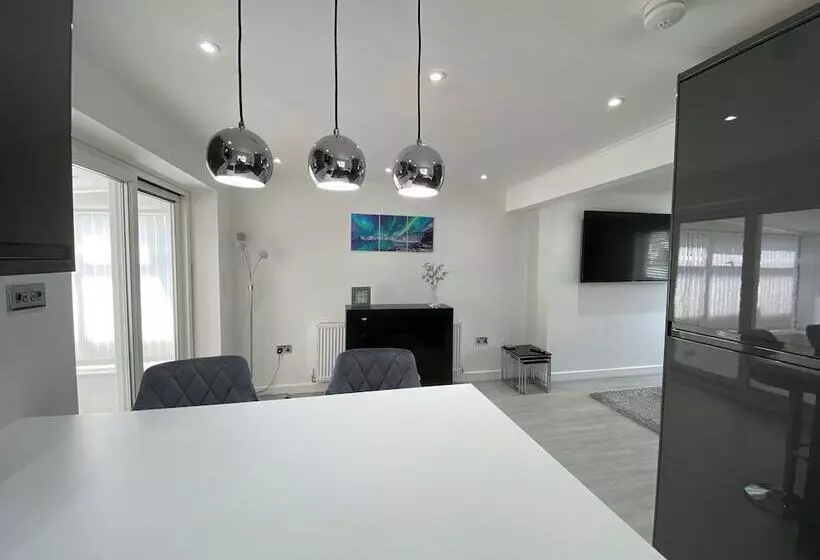 Residenssi Lovely Refurbished 3 Bed House In Liverpool