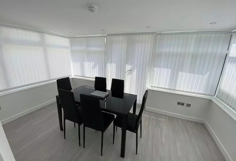 Residenssi Lovely Refurbished 3 Bed House In Liverpool