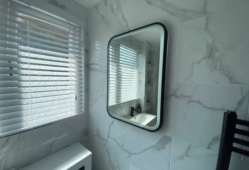 Residenssi Lovely Refurbished 3 Bed House In Liverpool