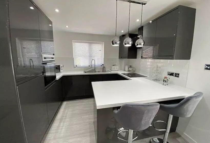 Residenssi Lovely Refurbished 3 Bed House In Liverpool