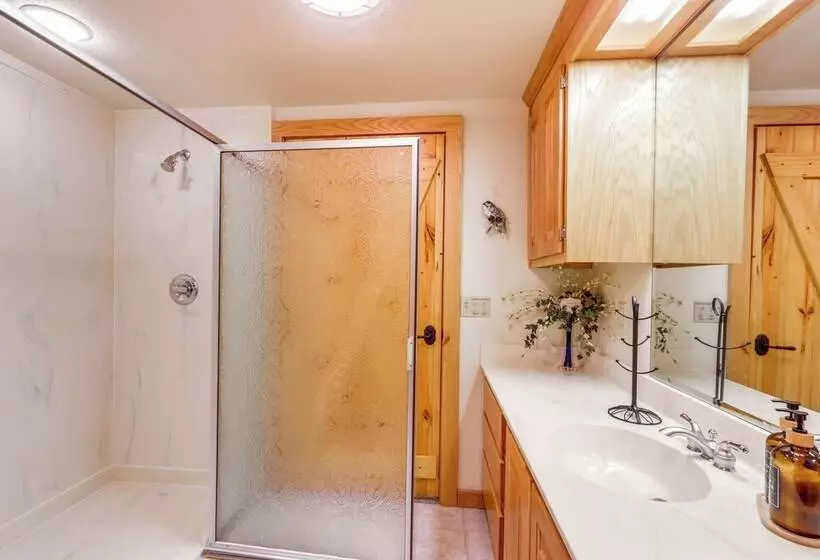 Rogers Cabin On 17 Acres W/ Wraparound Deck!