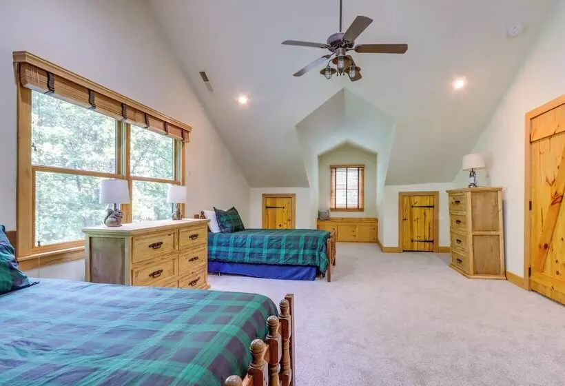 Rogers Cabin On 17 Acres W/ Wraparound Deck!