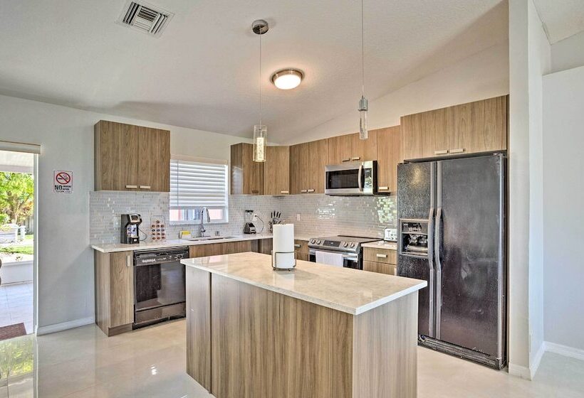 Royal Palm Beach Retreat ~ 13 Mi To Beach!