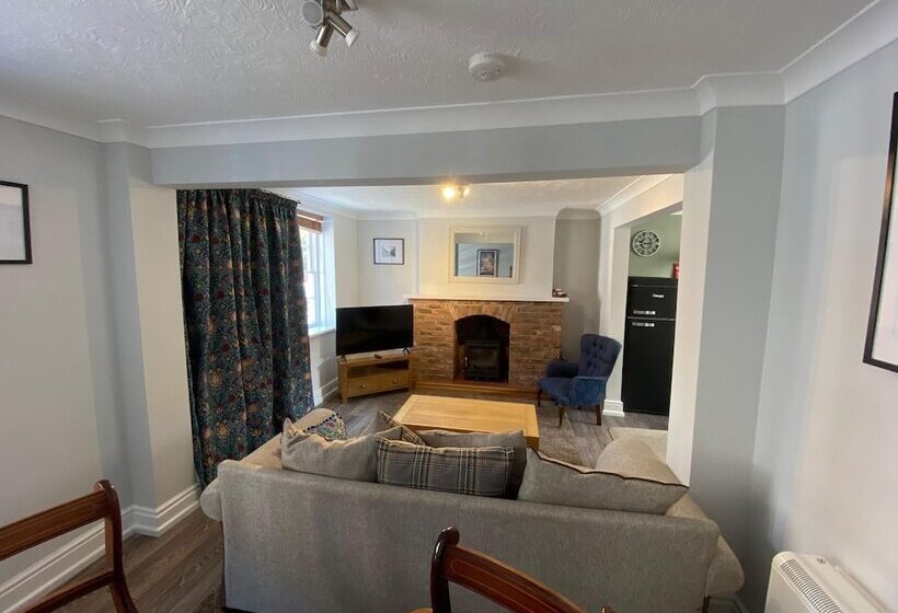 Characterful 3 Bed Cottage In Barrow Upon Humber