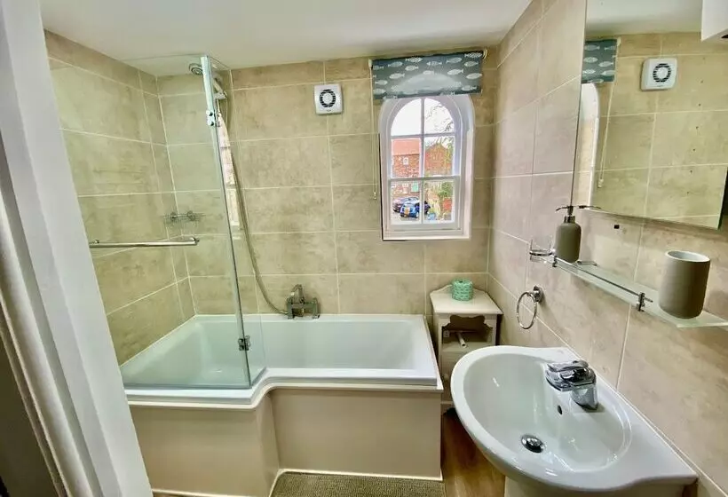 Characterful 3 Bed Cottage In Barrow Upon Humber