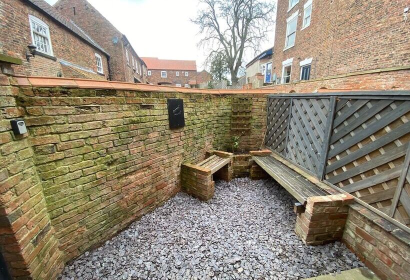 Characterful 3 Bed Cottage In Barrow Upon Humber