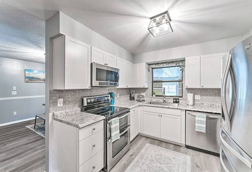 Saltwater Pool, Patio & Sunroom: Deltona Home!