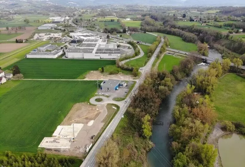 Hotelli Le Belmont   Brasserie Du Guiers