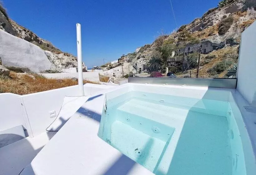 هتل The Magic Luxury Cave Suites