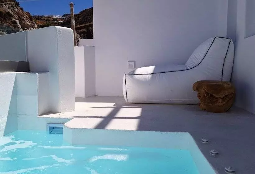 هتل The Magic Luxury Cave Suites