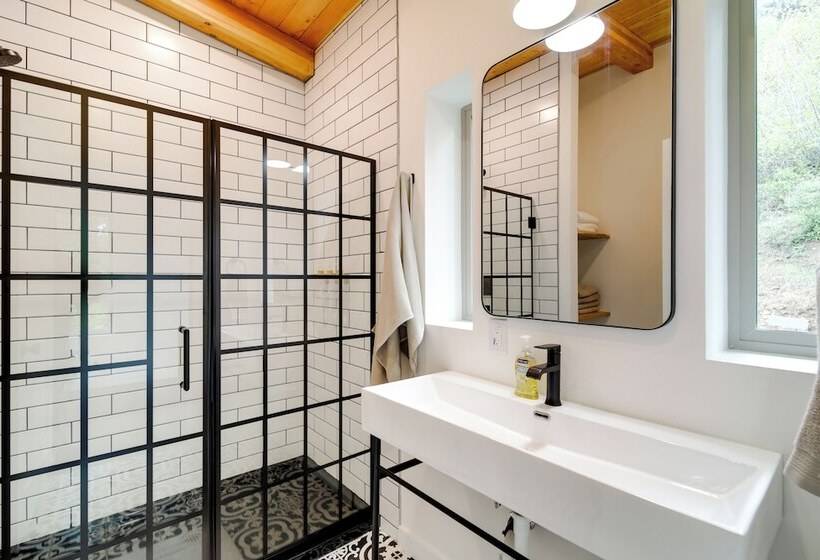 Mid Century Escape: Lake Views, Steps To Cave Bay!