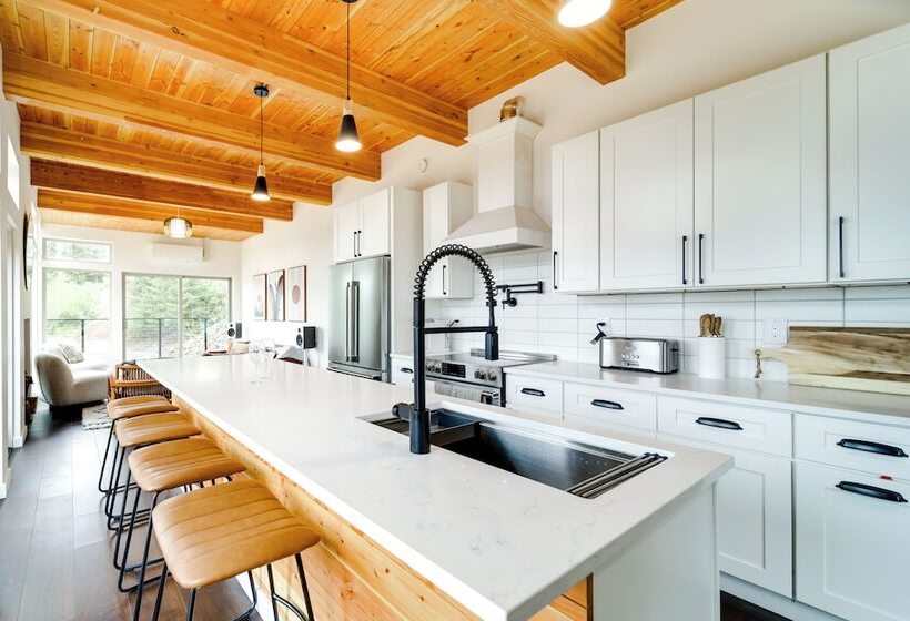 Mid Century Escape: Lake Views, Steps To Cave Bay!